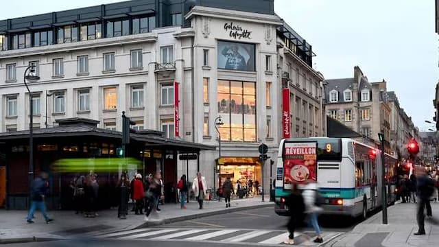 November 11th: Which Stores and Services Can Open on this Public Holiday?