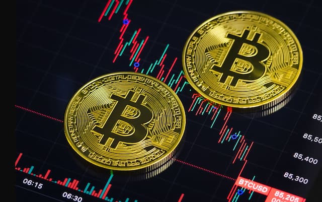 Bitcoin Plunges Below $86,000 as Bear Market Fears Deepen