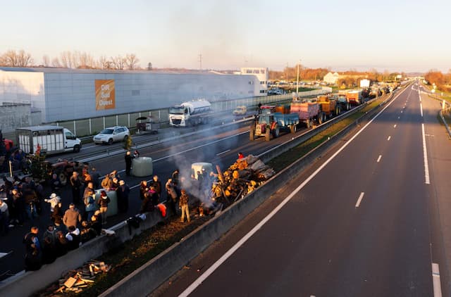 French Farmers Defy Government as Protests Escalate Over Disease Control and Trade Policies 3 French Farmers Defy Government as Protests Escalate Over Disease Control and Trade Policies