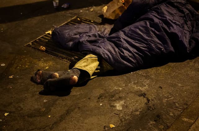 Paris activates its “Grand Froid” plan as icy temperatures threaten lives.