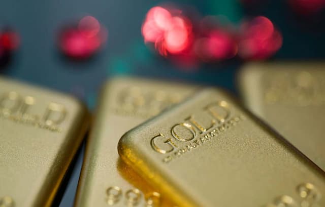 Crypto Chaos Drives Traders Toward Gold and Silver