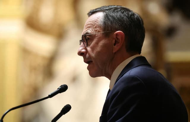 France issued over 384,000 residence permits in 2025, but new rules make citizenship and regularisations tougher.