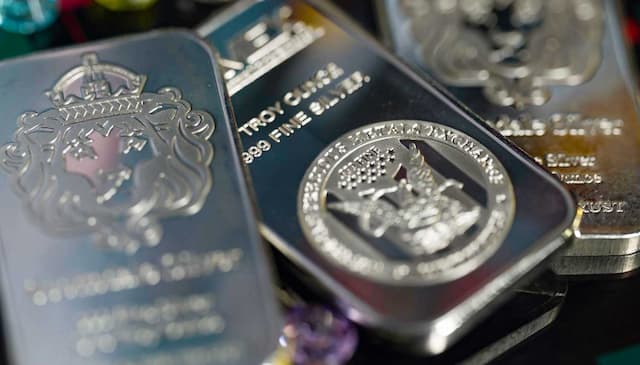 Silver Soars Past $100: Demand, Deficits, and a Global Squeeze
