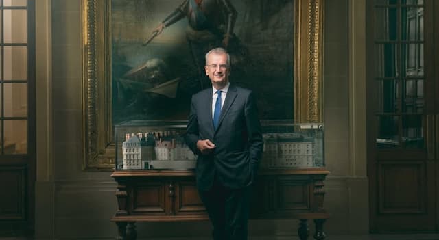 Bitcoin Crashes Below $60K as French Central Bank Warns of Risks