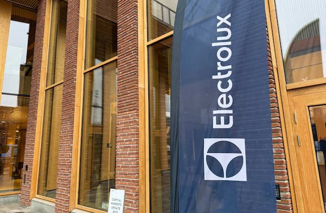 Electrolux Cuts Jobs and Raises €830M