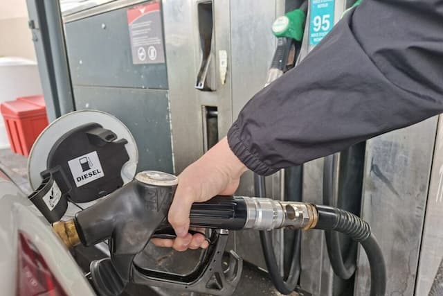 €2.60 a Litre: Inside the Most Expensive Petrol Station in Paris