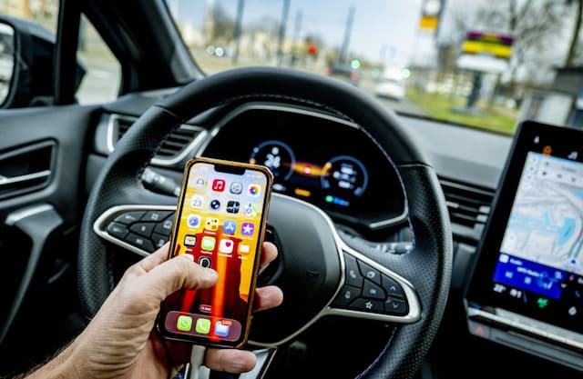 France Cracks Down on Phone Use While Driving