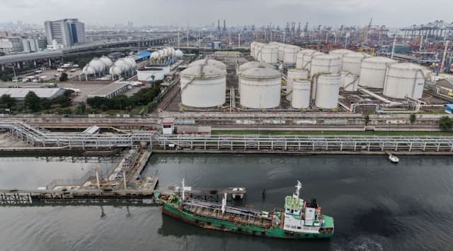 Global Fuel Crisis: Oil Shock Hits US and Europe