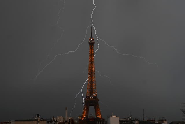 Nearly 2000 lightning strikes in and around Paris