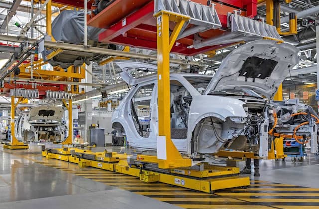 Renault to cut 800 engineering jobs in France by 2027
