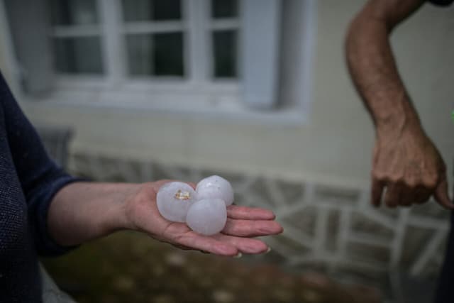 Giant hailstones, damaged cars, gutted roofs… Violent storms cause considerable damage in France