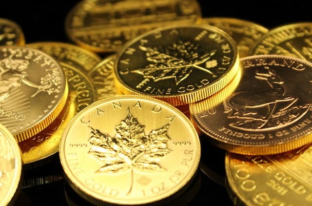 Gold prices climb as tariff tensions, dollar concerns and record ETF inflows strengthen safe-haven demand and reshape the outlook for bullion.