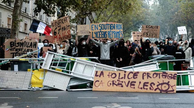 Police Fire Tear Gas at Paris Students after PM’s Speech