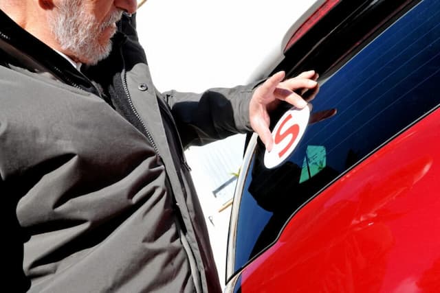 What is This “S” That We See Appearing on the Back of Certain Cars on the Roads of France?